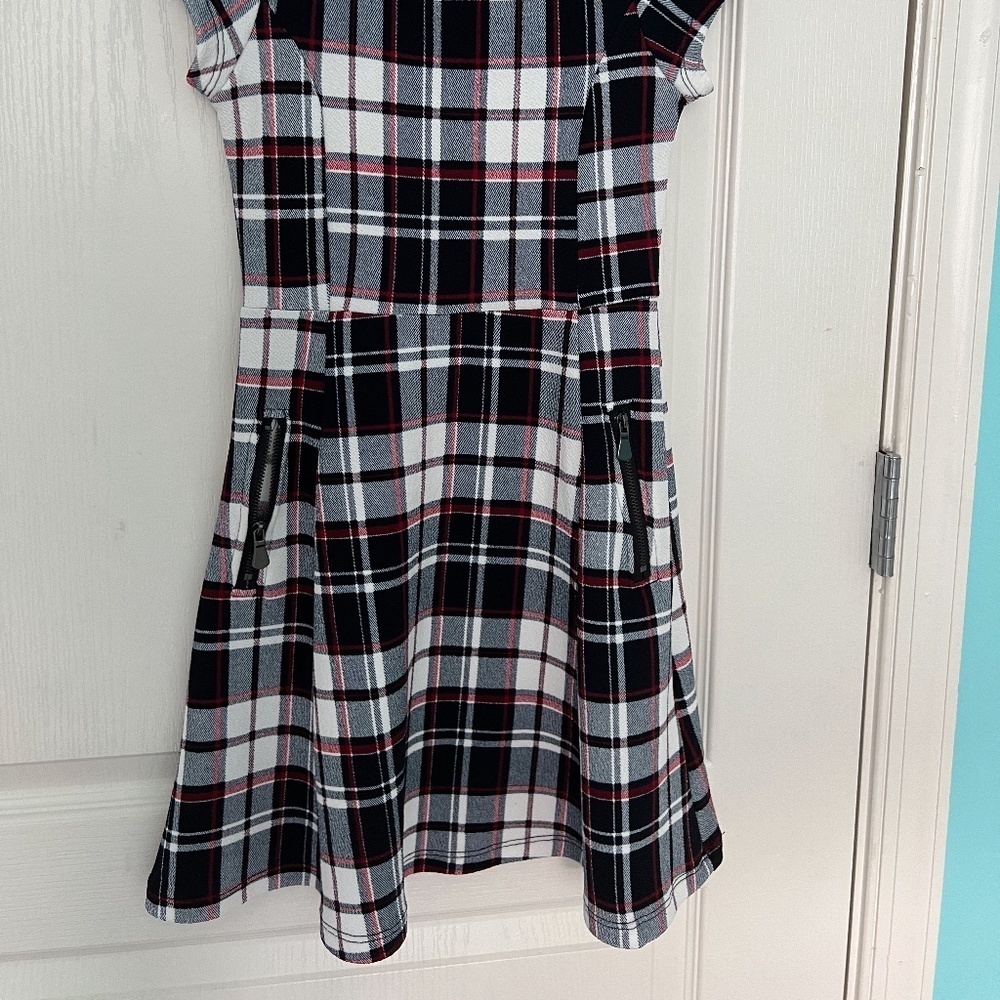 Girl dress size small (8-9)